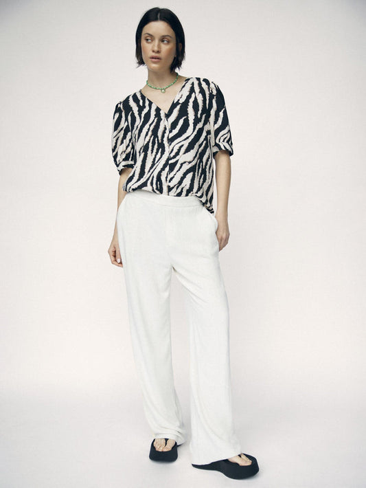 CEIRA V-NECK TOP (SANDSHELL/BLACK)