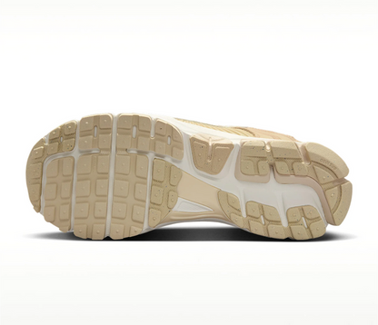 Women's Nike Zoom Vomero 5 (Beige)